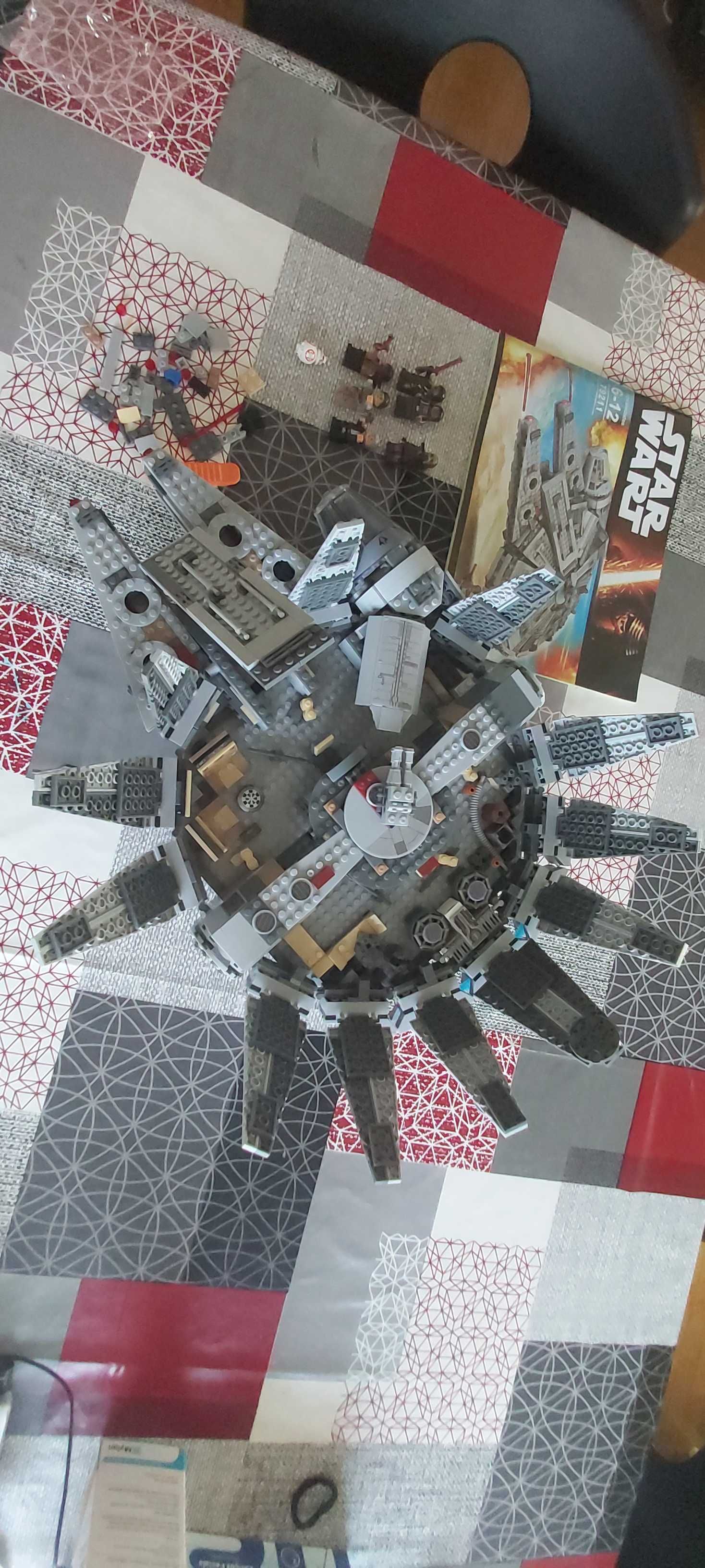 Réplica montada e completa de Millennium Falcon em peças de construção