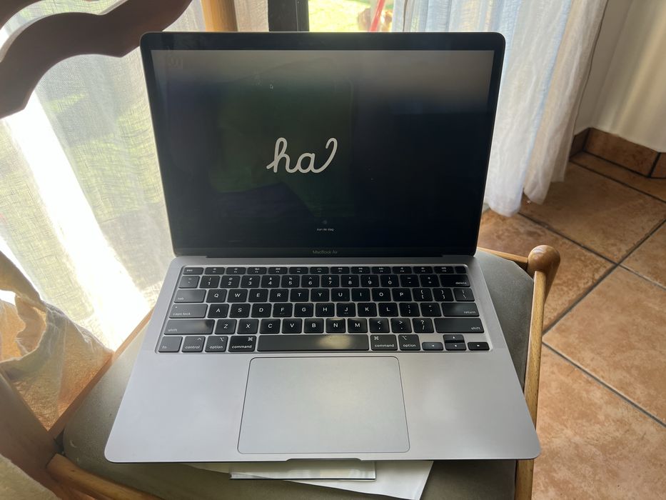 Macbook air 13” 2020 8 GB RAM 256 GB drive