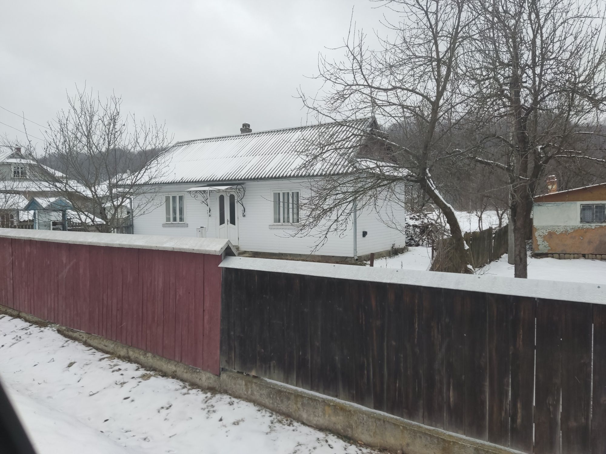Будинок знаходиться Івано-франківська обл,Косівський р-н,с Микитинці