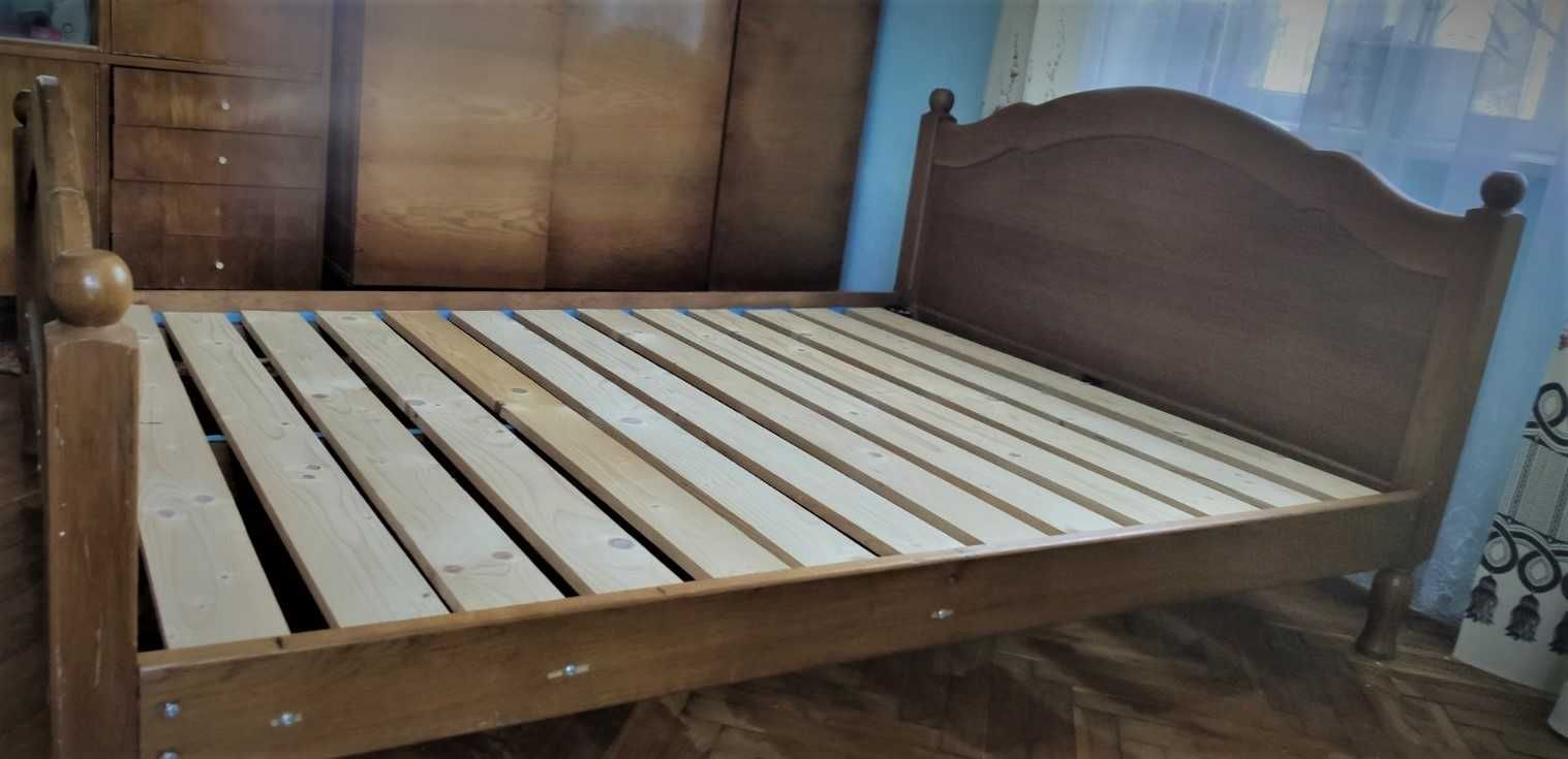 Двуспальная дубовая кровать