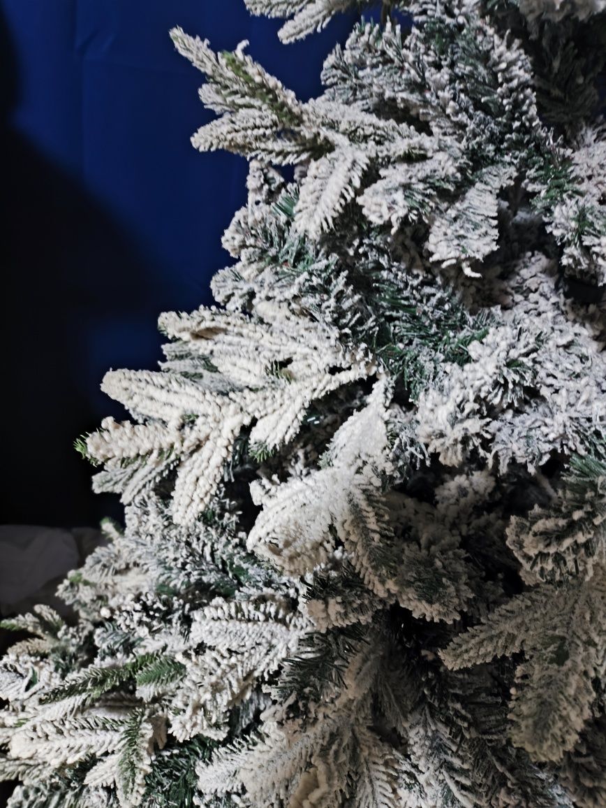 Árvore de Natal com neve