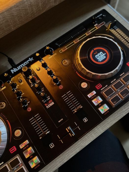 Numark Mixtrack Platinum - konsola DJ