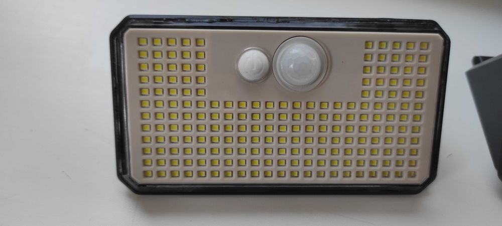 Водонепроницаемый светильник с датчиком движения на солнечных батареях