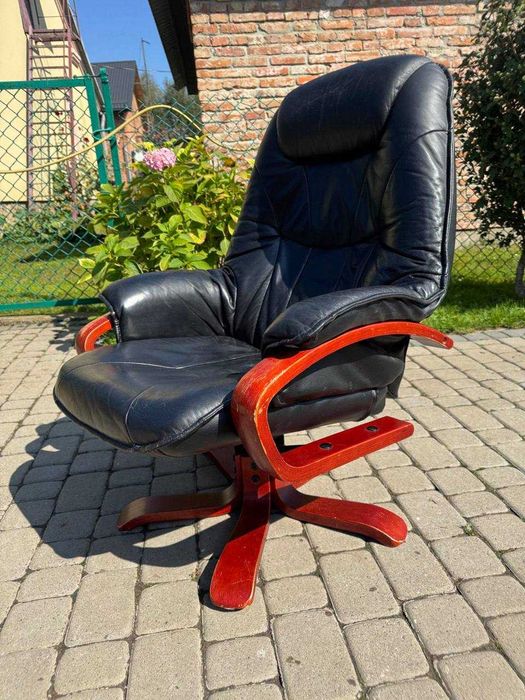 кресло кожаное реклайнер с пуфом или меняю на офисное кресло кожаное