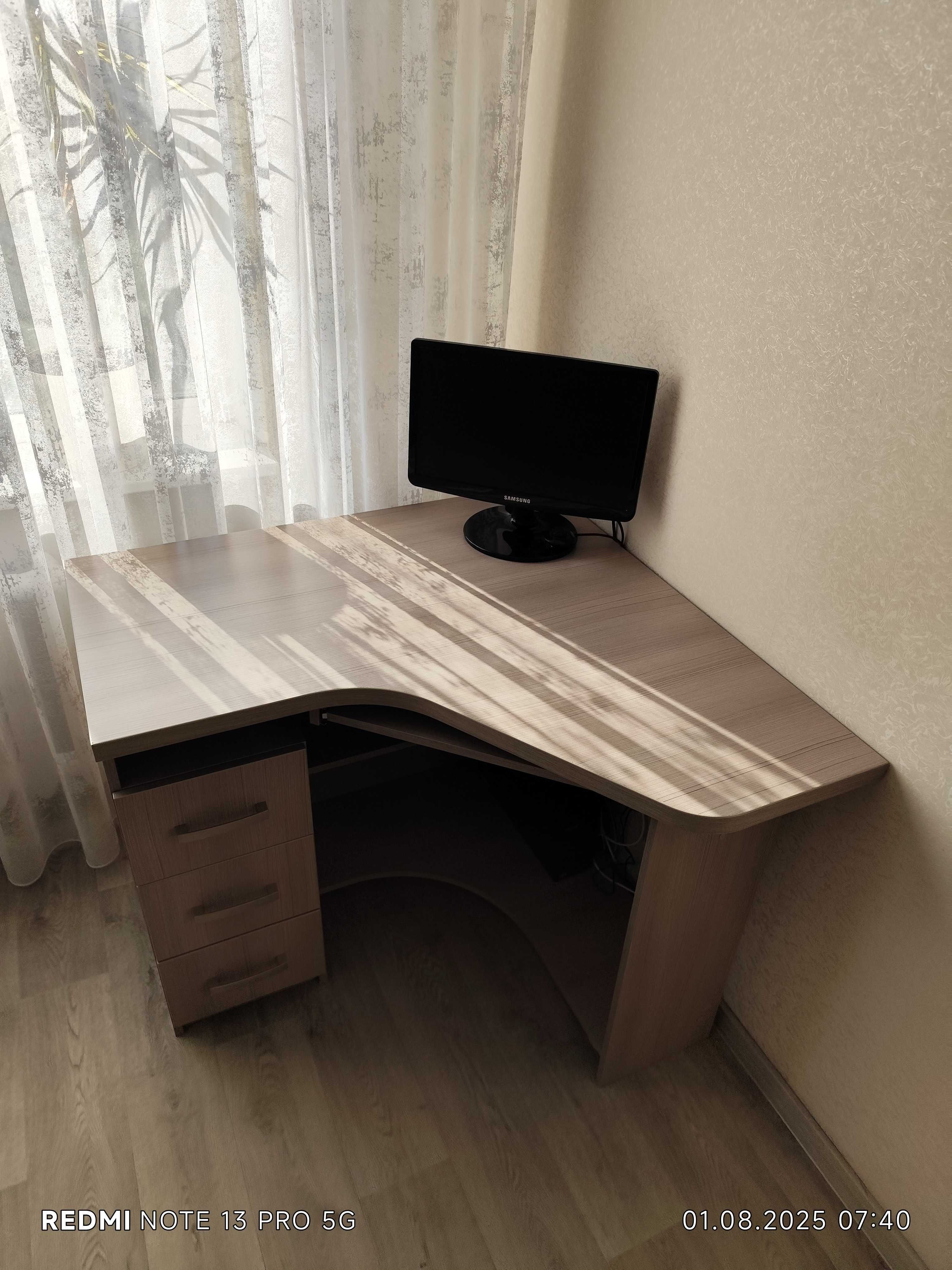 Стіл комп'ютерний ,письмовий