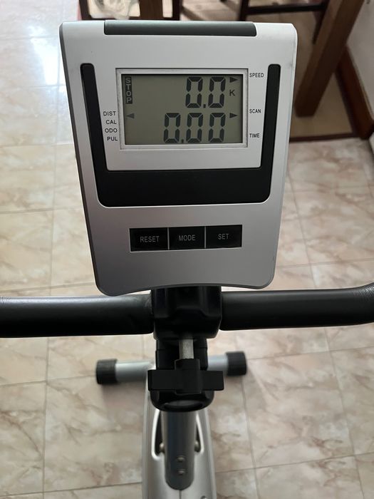 Bicicleta estática com 8 niveis de resistência