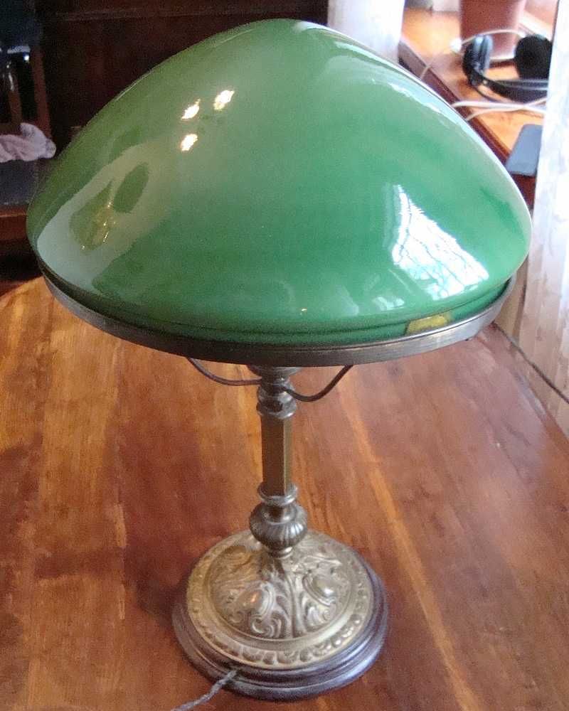Старинная настольная лампа с зелёным абажуром. Редкость!