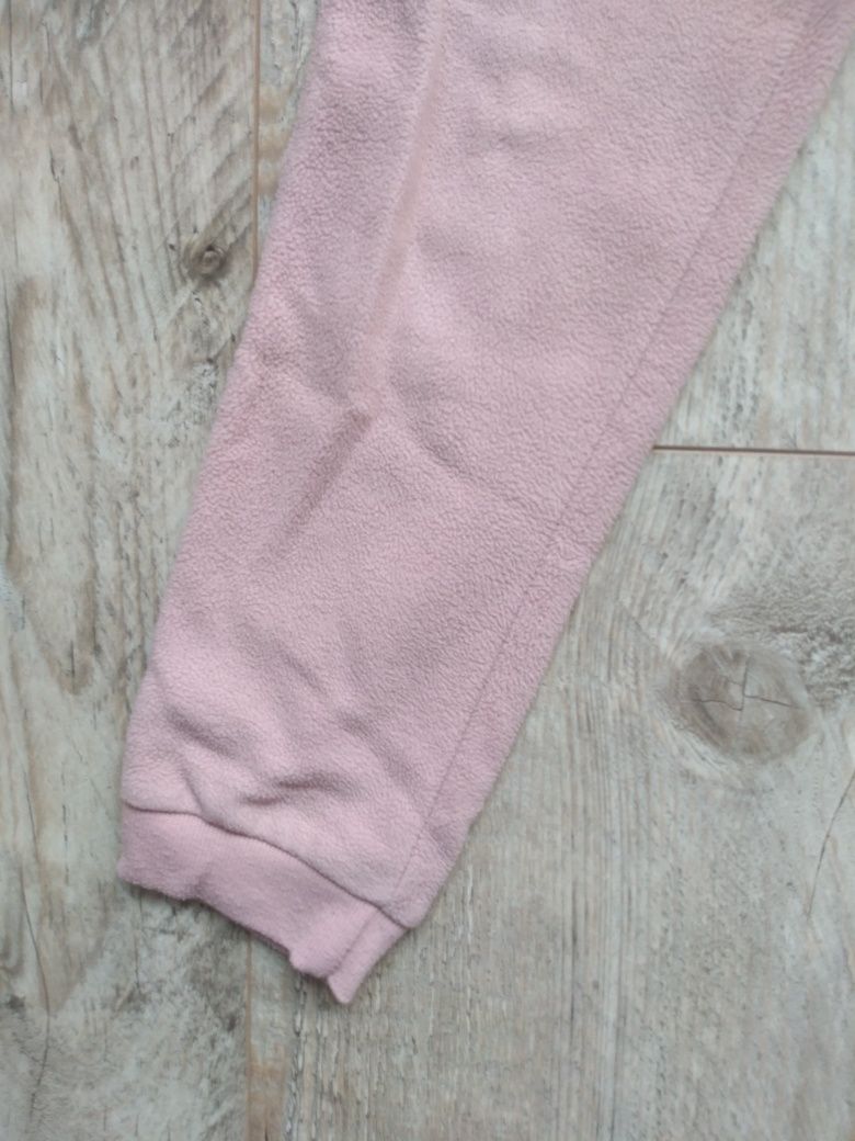 Ciepłe Pudrowo różowe spodnie dresowe z polaru z serduszkiem 134-140