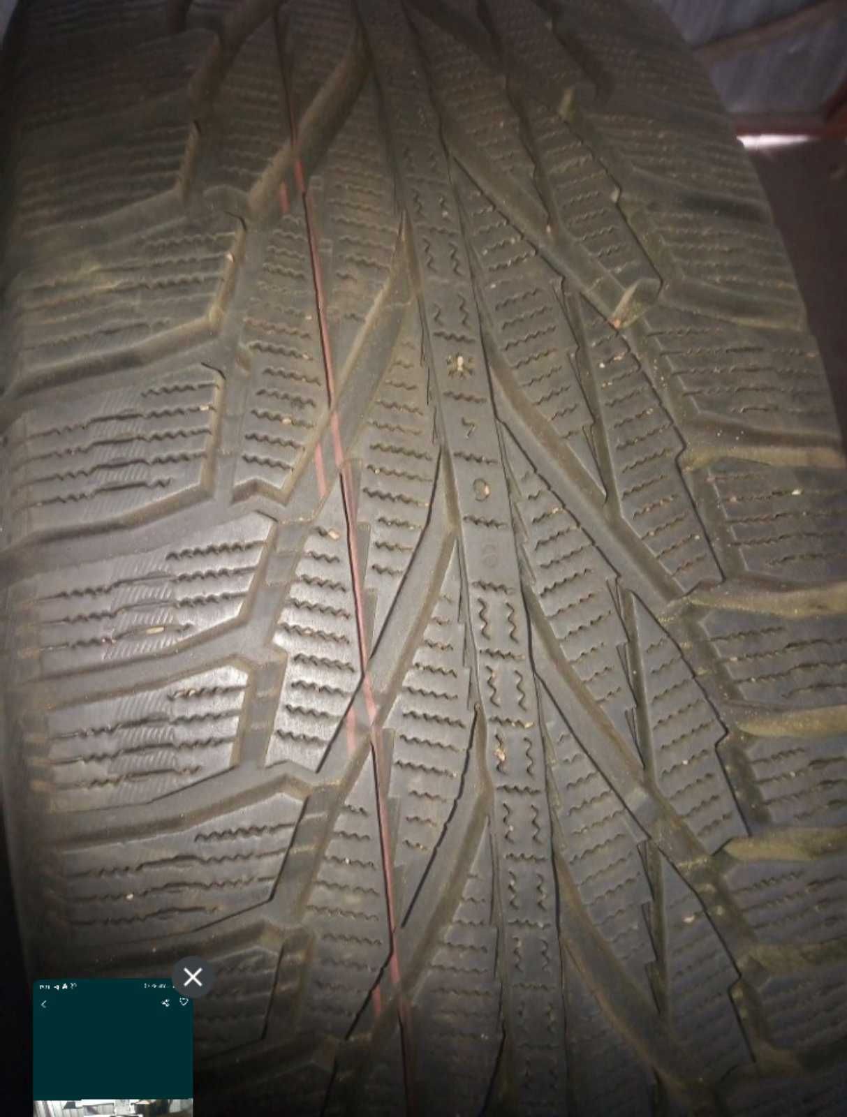 Зимова гума Nokian Hakkapeliitta 235/60R18, протектор майже новий 95%