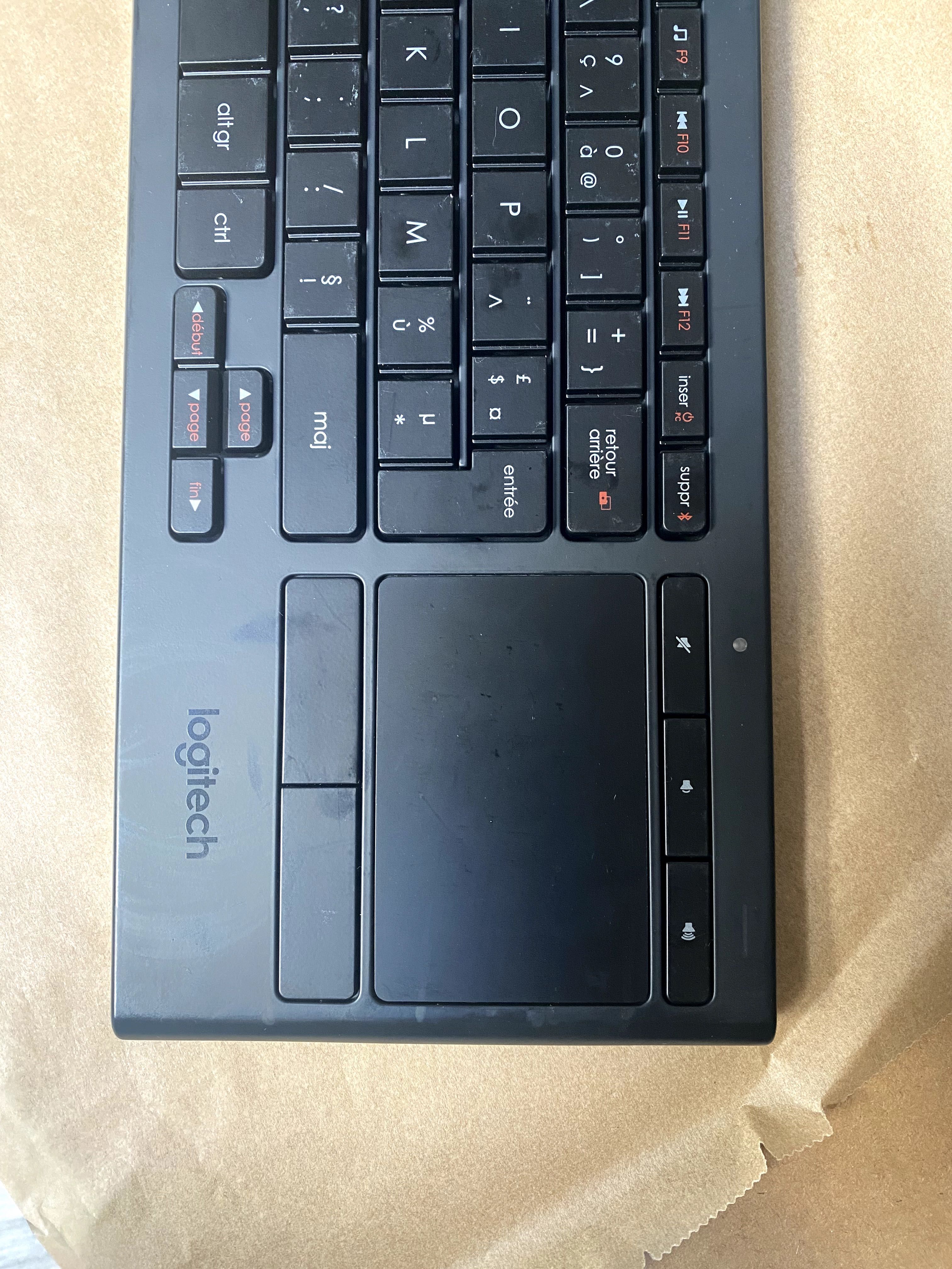 Teclado Logitech K830 Francês Bluetooth  com touchpad integrado