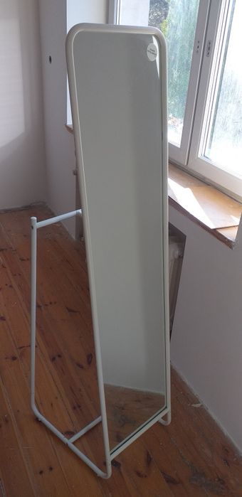 Lustro stojace  biale z wieszakiem z  tylu