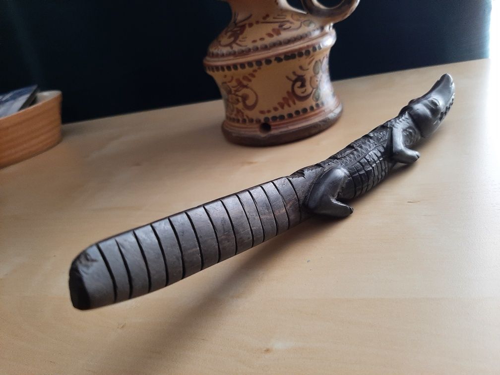 Crocodilo em ébano