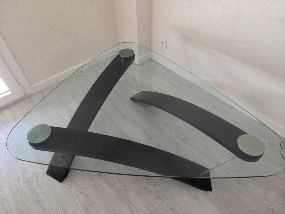 Mesa de centro de sala em vidro e wengué