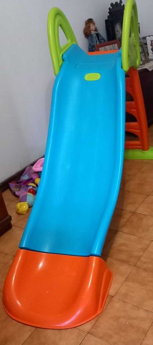 Escorrega para criança. Praticamente novo.