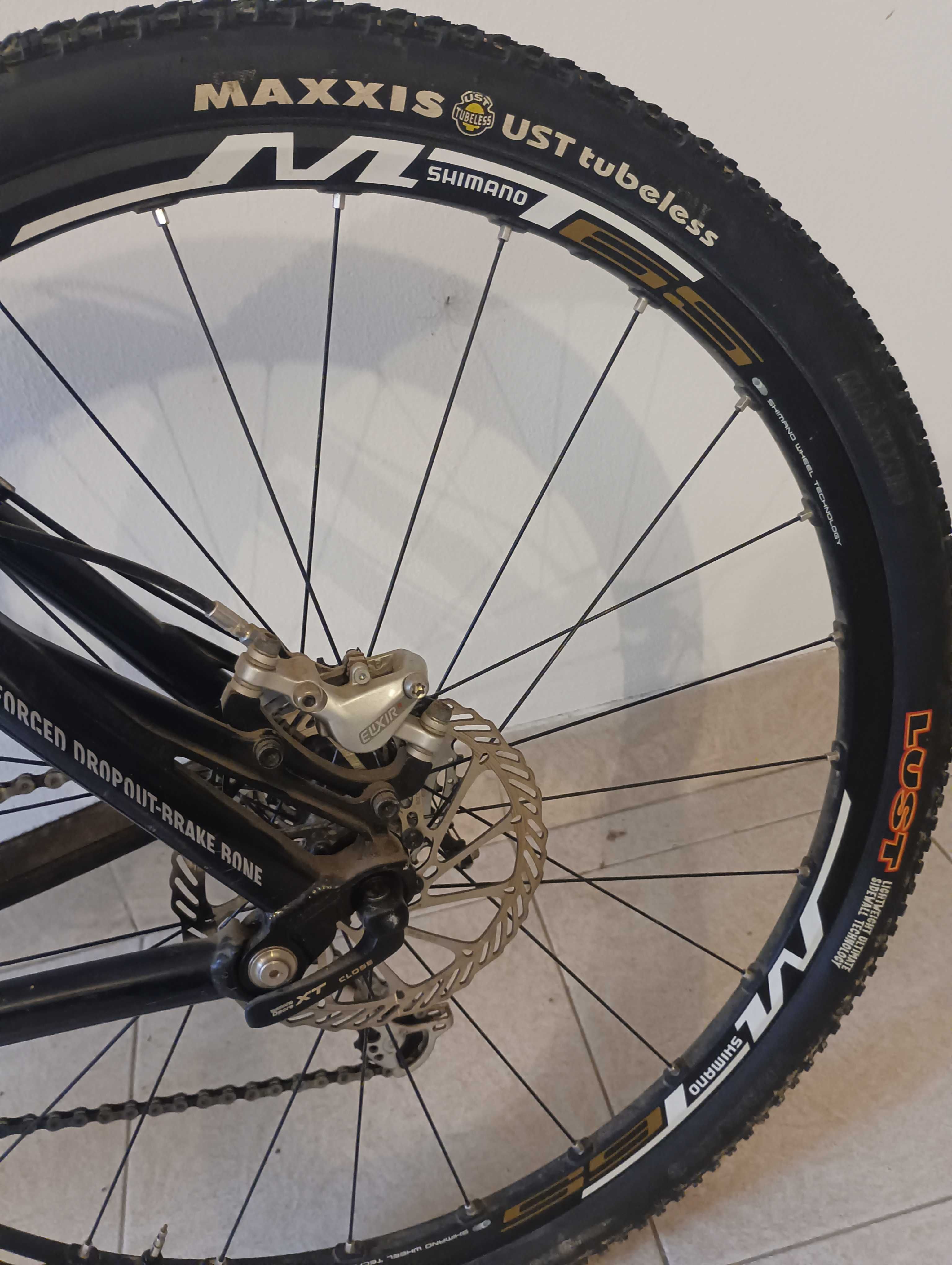 Bicicleta BTT CANYON em fibra de carbono
