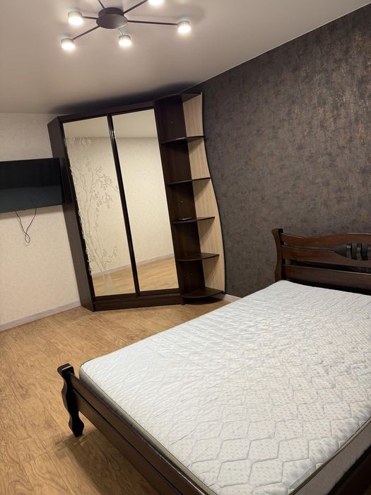 Здається в оренду двокімнатна з сучасним ремонтом