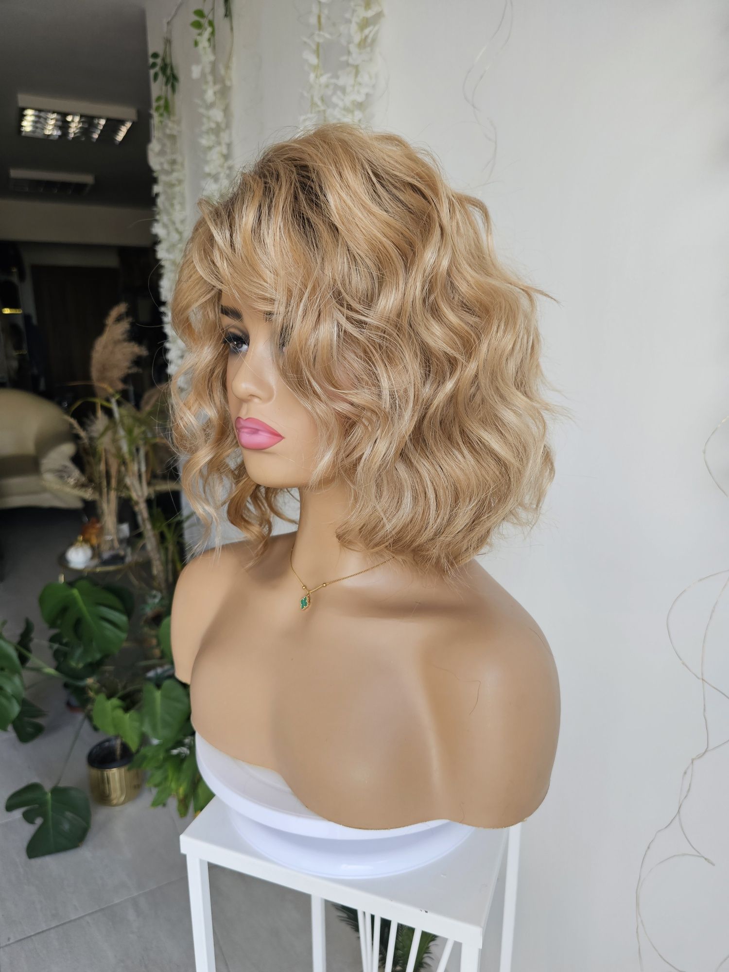 Peruka piaskowy blond Giselle naturalne fale loki
