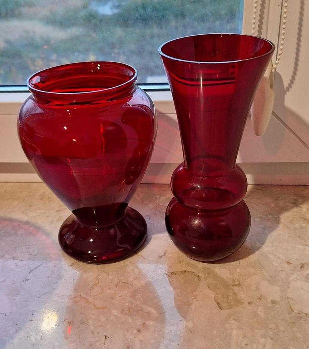 Zestaw 2 wazonów / flakonów ze starego szkła, kolor rubinowy czerwień
