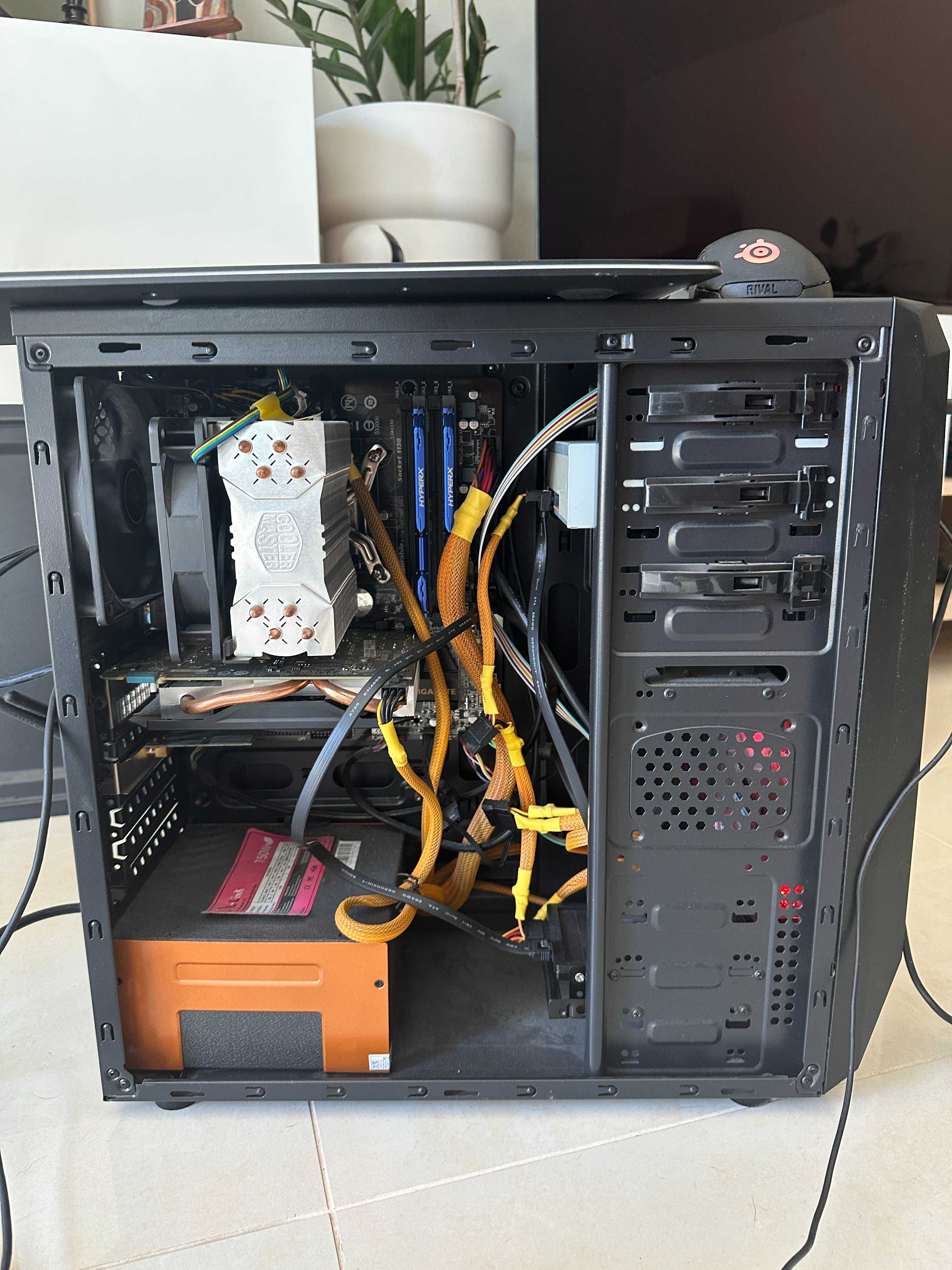 Computador com i7, 16GB RAM, Gráfica GTX e SSD + teclado e rato