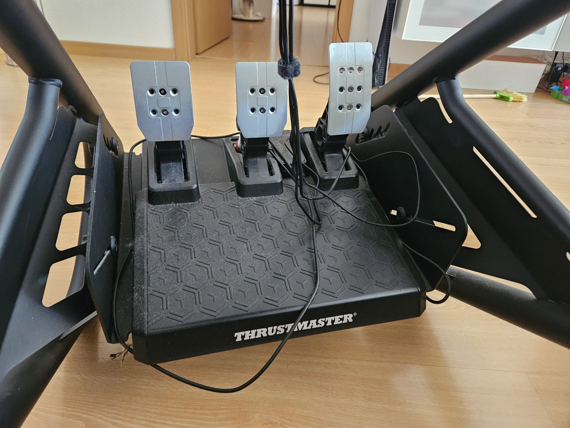 Simulador Playseat + Volante e pedais Thrustmaster