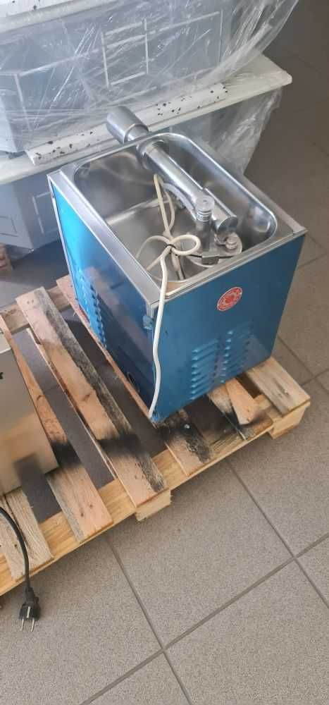 Automat maszyna do bitej śmietany firmy Fortuna 2.5 litra

FORTUNA