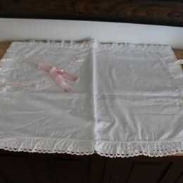 Antigo lençol  de casal bordado em linho com duas fronhas