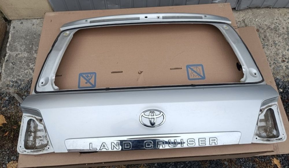 Кришка багажника Toyota Land Cruiser 200, 2011 року випуску: