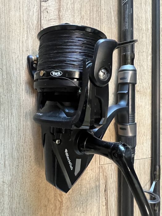 Sakana Carperus Spod 390cm 5lb plus kołowrotek york BlackFish
