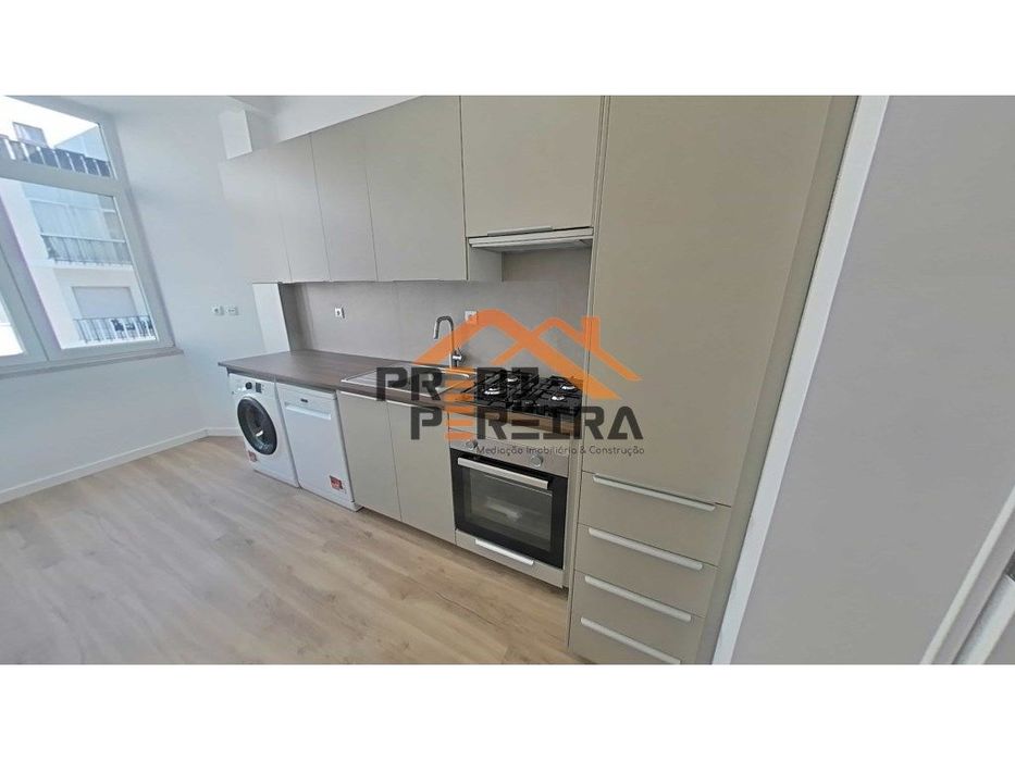 Reservado!
T3 luminoso e espaçoso, situado na Póvoa de Santo Adrião.