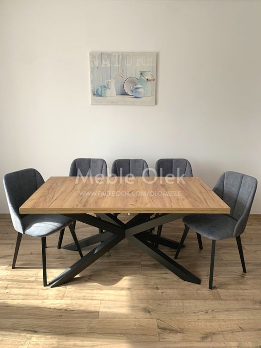 Duży nowy stół na metalowej podstawie pająk rozkładany