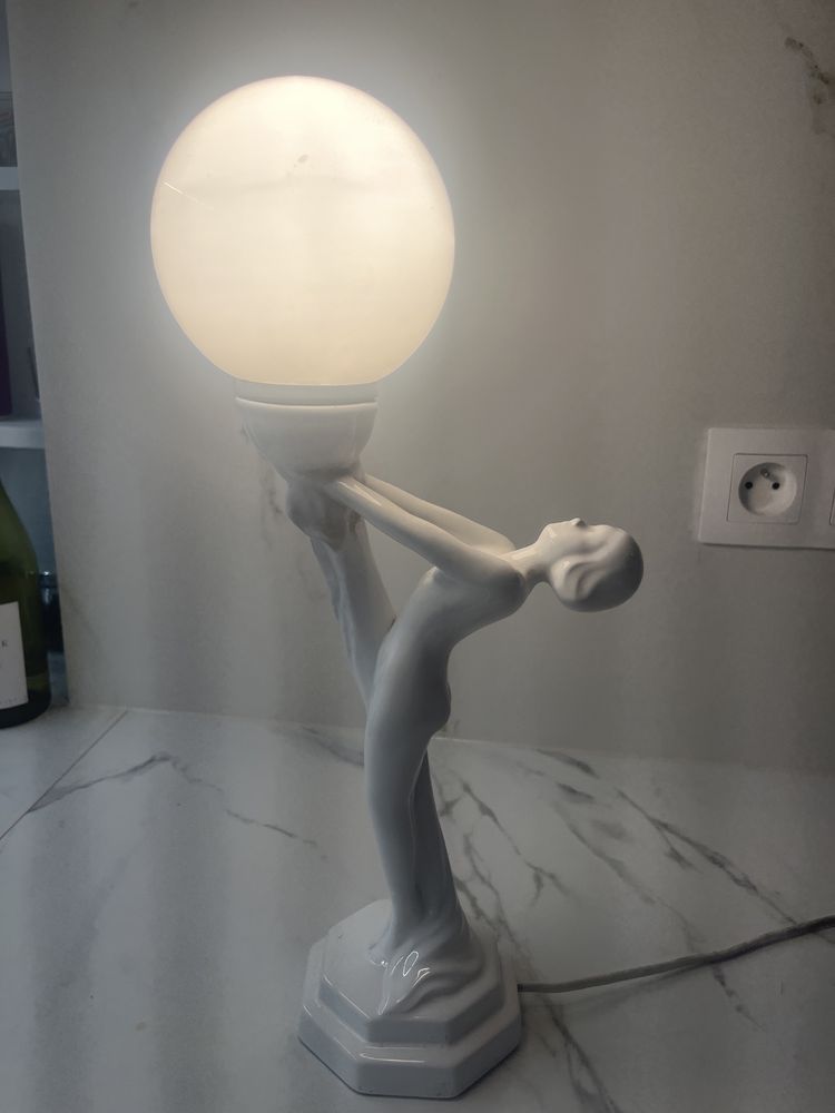 Lapka z figurką kobiety