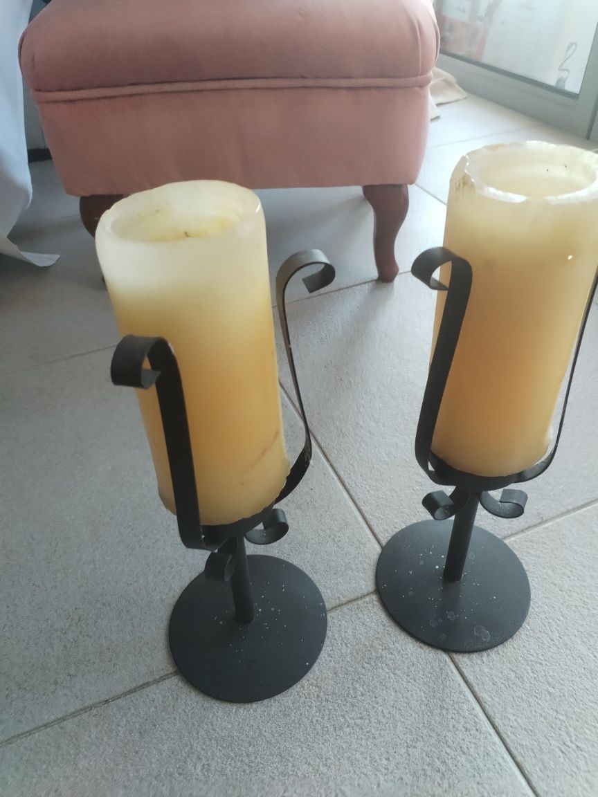 Castiçais de mesa com velas em ferro.