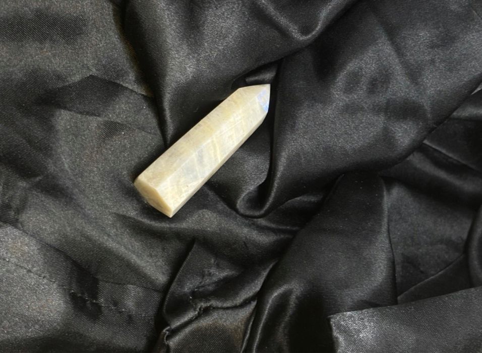 Wieża Obelisk kamień księżycowy