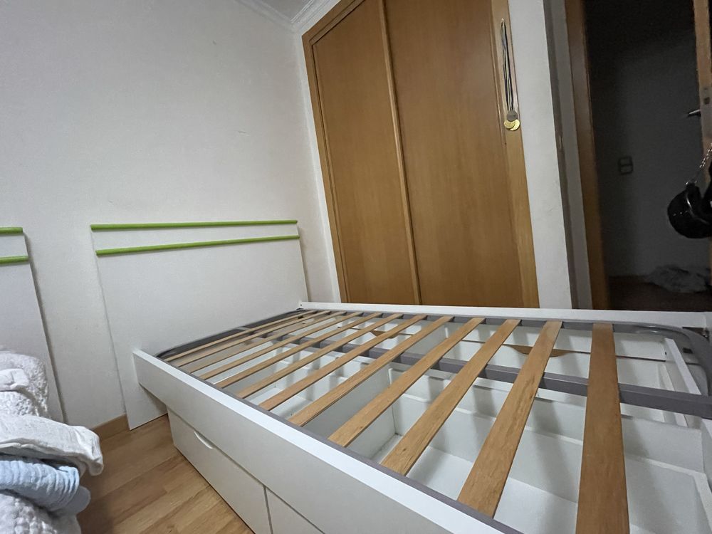2 camas com arrumaçoes + colchoẽs de ambas