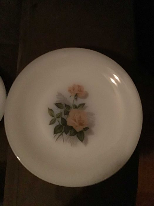 prato branco de refeicao com rosas