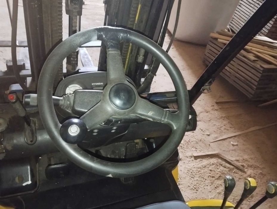 Продається заводський газовий навантажувач Hyundai 15L-4M (2012 р.в.).