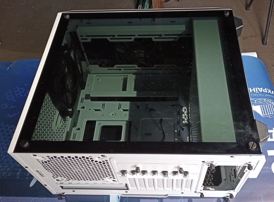 Скляні, прозорі бокові панелі для корпусів комп'ютерів