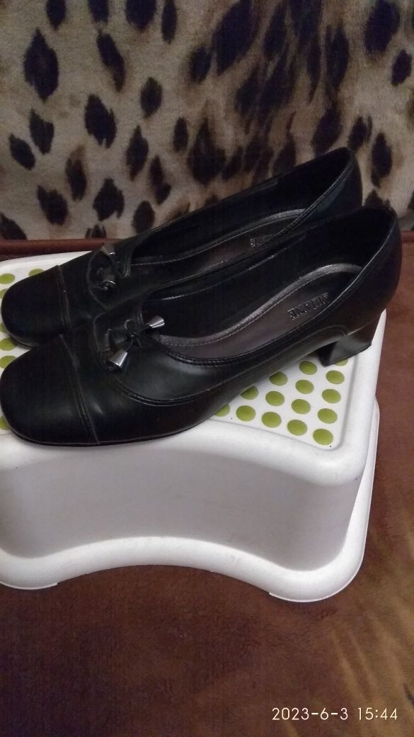 Продам чорні жіночі туфлі