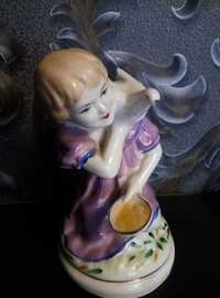 Фарфоровая статуэтка "Девочка с голубем"