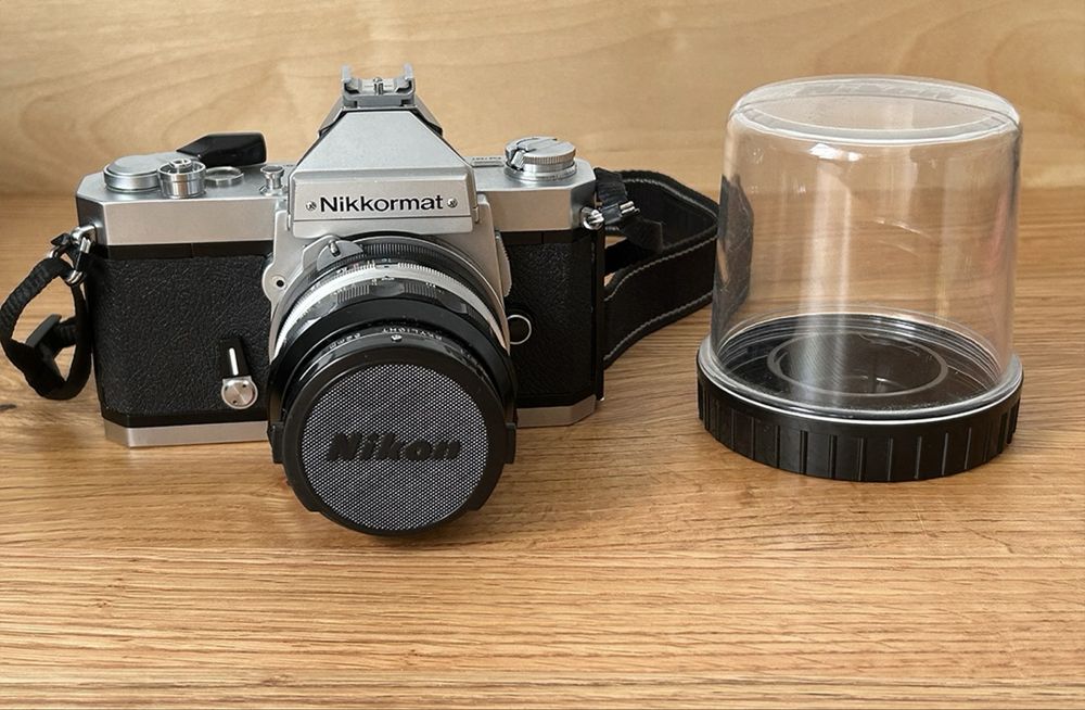 Aparat analogowy Nikon FT2 nikkormat z obiektywem 24mm f2.8