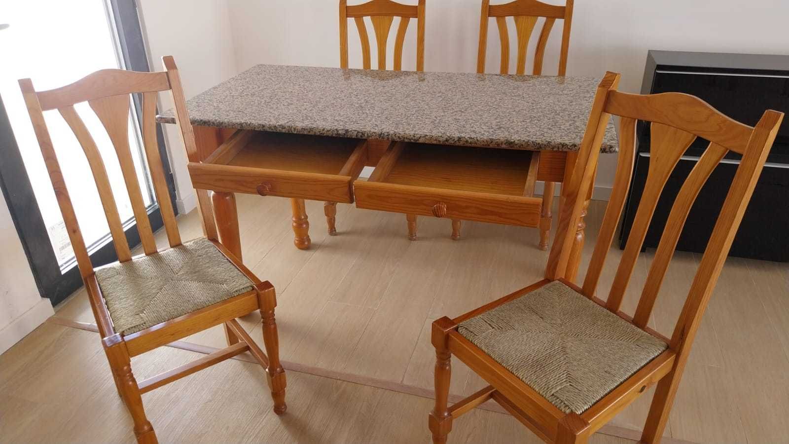 Mesa de cozinha com 4 cadeiras