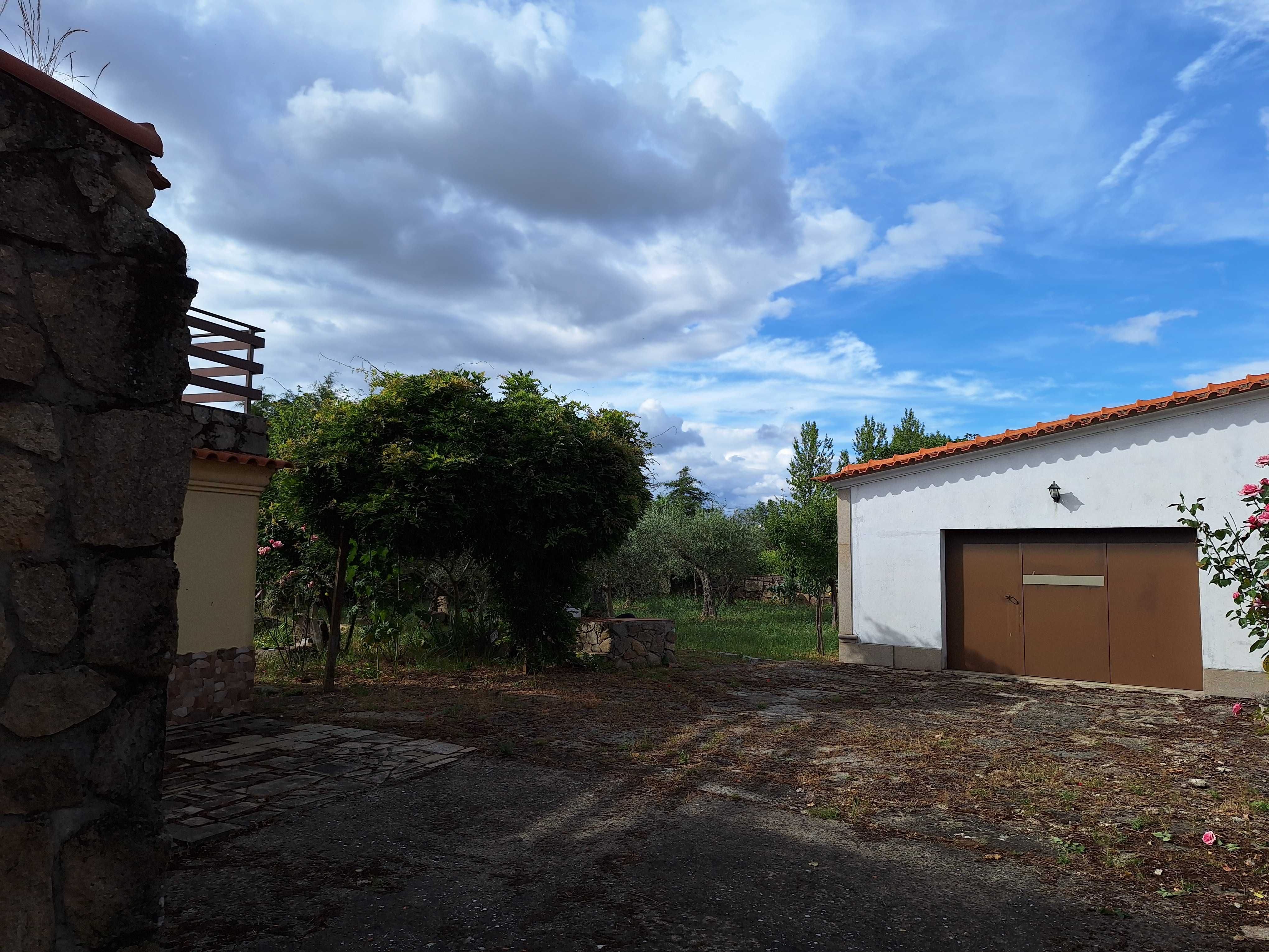 Moradia T4 com terreno - Mata de Lobos (Figueira de Castelo Rodrigo)
