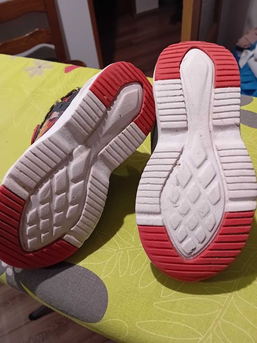 buty dziecięce 27 sportowe na wiosnę świecące zygzak mcqueen czerwone