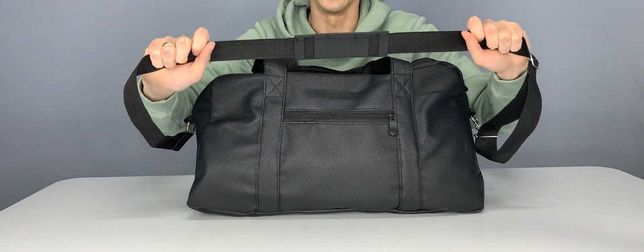 Большая дорожная сумка на молнии с плечевым ремнем, черная из эко-кожи