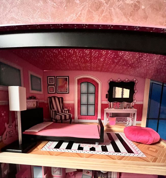 Іграшковий будинок для ляльок