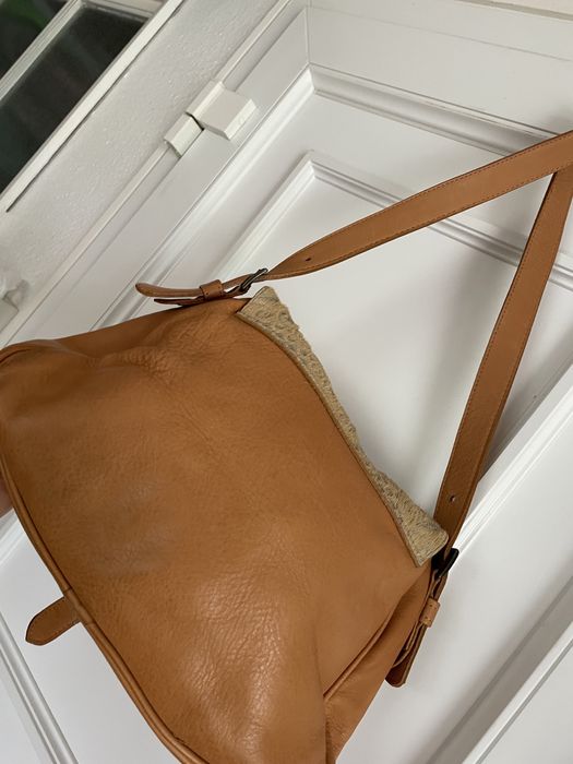 Mala em pele e com relevo em pelo