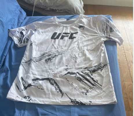T-Shirt UFC x Venum no plástico ainda
