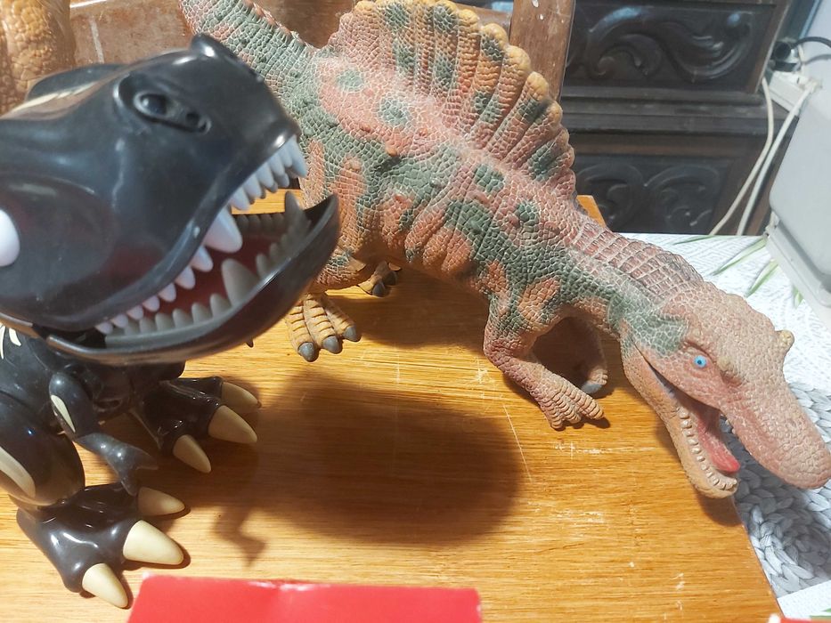Várias figuras de dinossauros