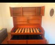 Jogo de quarto com armário e gavetão embutidos.