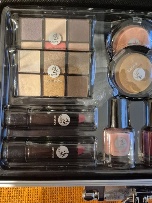 Kuferek z kosmetykami do makijażu